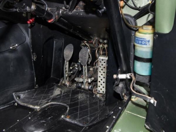 Уникальный гоночный Aston Martin 1963 года (50 фото)