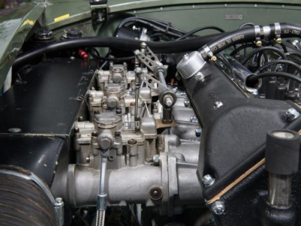 Уникальный гоночный Aston Martin 1963 года (50 фото)