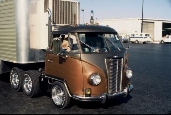 Необычный трехосный Volkswagen T1 в духе американских тягачей (18фот)