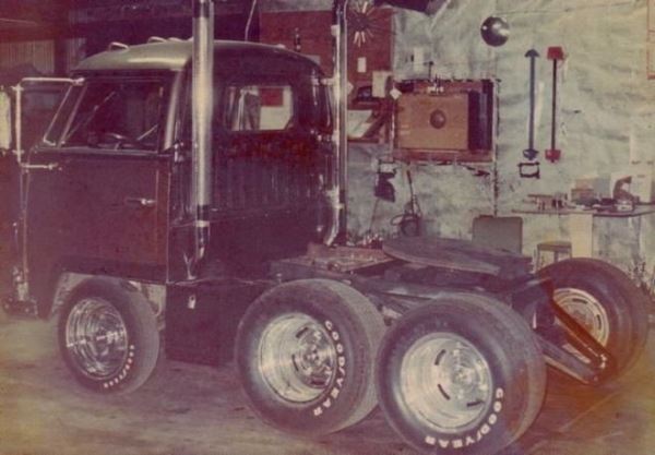 Необычный трехосный Volkswagen T1 в духе американских тягачей (18фот)