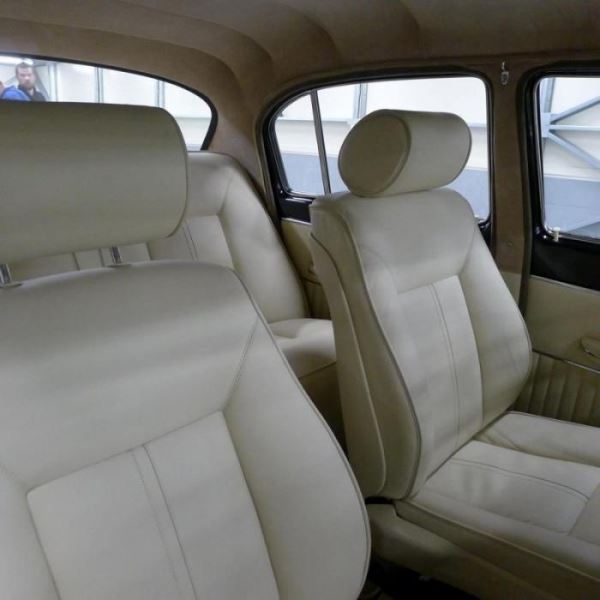 На продажу выставили ГАЗ-21 выпущенный в 2004 году (21 фото)