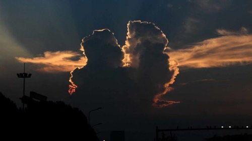 Романтическая иллюзия в небе над Китаем: два облака слились в поцелуе (4 фото)