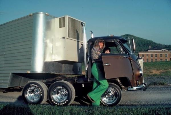 Необычный трехосный Volkswagen T1 в духе американских тягачей (18фот)