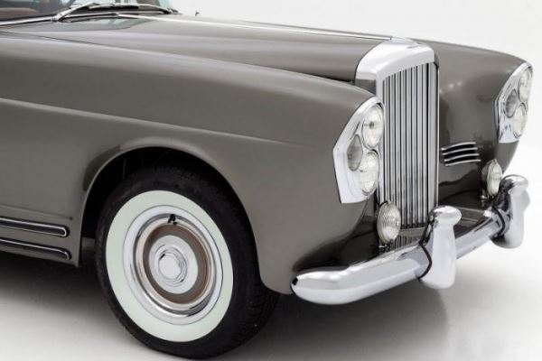 
			Эксклюзивный Bentley 1960 года c кузовом Mercedes-Benz (15 фото)