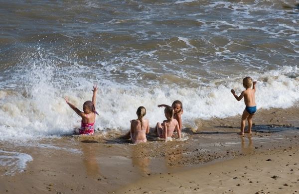 
Загадка: найдите единственных близнецов на&nbsp;пляже&nbsp
