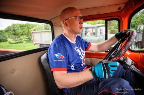 
			Омский бизнесмен собрал оранжевый пикап из ЗИЛа (6 фото)