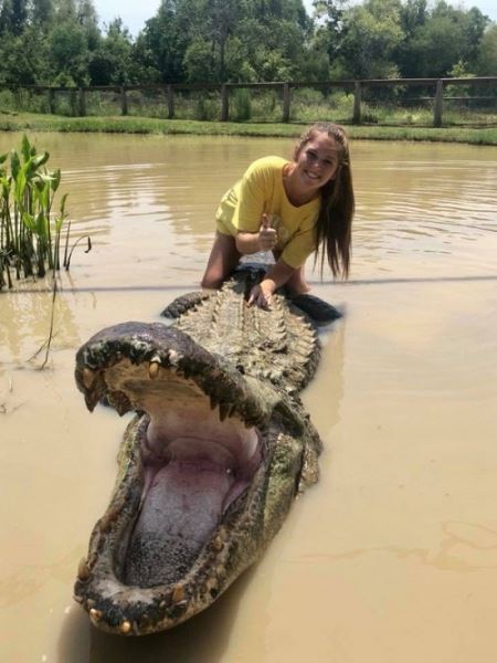 
Студентка сделала фото для&nbsp;выпускного с&nbsp;аллигатором&nbsp
