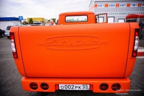 
			Омский бизнесмен собрал оранжевый пикап из ЗИЛа (6 фото)